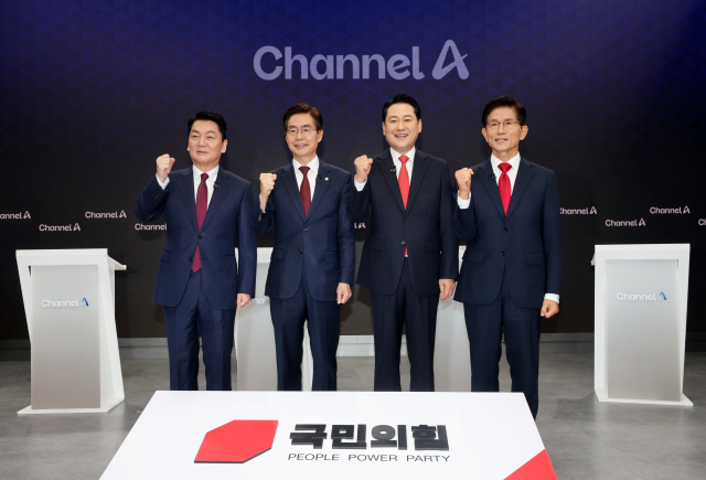 10일 서울 광화문 채널A스튜디오에서 국민의힘 8·22 전당대회 첫 방송토론회에 앞서 안철수(왼쪽부터), 조경태, 장동혁, 김문수 후보가 기념촬영을 하고 있다. 국회사진기자단