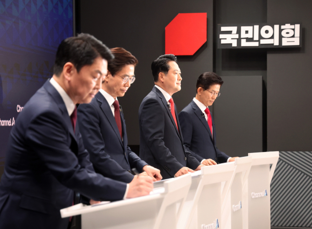 안철수(왼쪽부터), 조경태, 장동혁, 김문수 국민의힘 당대표 후보가 10일 오후 서울 종로구 채널A스튜디오에서 8·22 전당대회를 앞두고 당권주자 간 첫 방송토론회 준비를 하고 있다. 국회사진기자단