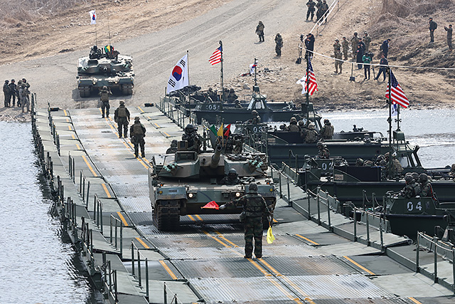 경기도 연천군에서 실시된 한미연합 제병협동 도하훈련에서 육군 K1E1 전차가 한미 장병이 설치한 부교를 건너고 있다. 연합뉴스