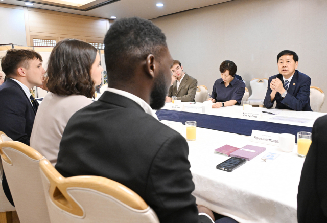 구윤철 부총리 겸 기획재정부 장관이 7일 서울 종로구 정부서울청사에서 AI 경진대회에 참가한 글로벌 대학생들과 대화하고 있다. 사진 제공=기획재정부.
