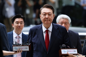 尹 내란 재판 4회 연속 불출석…法 “궐석 재판 진행, 불이익은 피고인 책임”