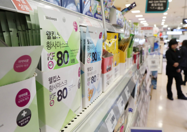 서울의 한 대형마트 매대에 보건용(KF80) 마스크가 진열돼 있다. 연합뉴스