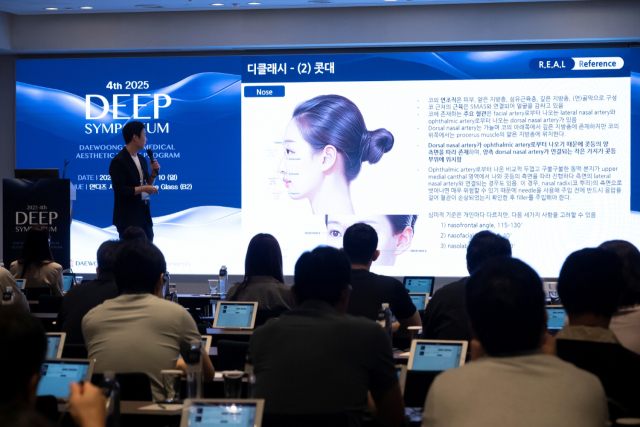 손무현 청담FnB의원 원장이 11일 서울 안다즈 호텔에서 열린 딥 심포지엄에서 강연을 진행하고 있다. 사진 제공=대웅제약