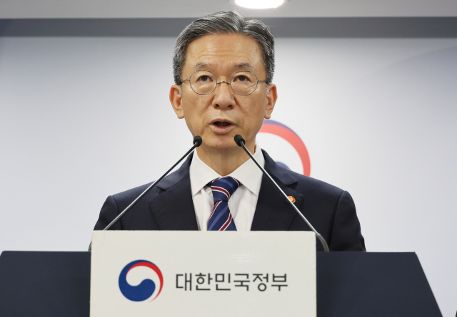 정성호 법무부 장관이 11일 정부서울청사에서 8·15 광복절 특별사면 명단을 발표하고 있다. 연합뉴스