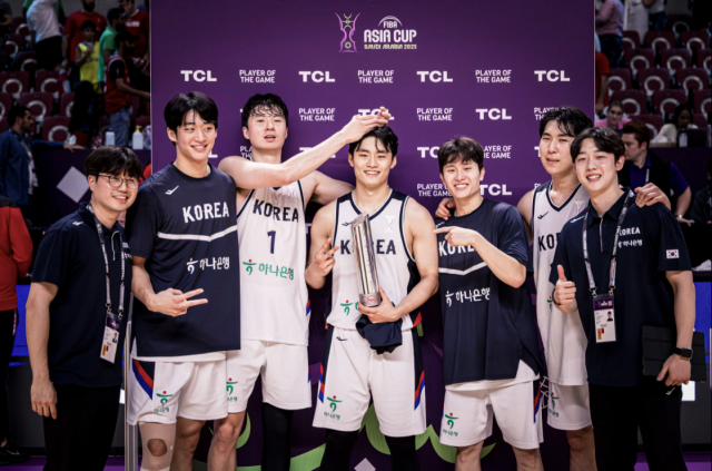 레바논을 꺾고 A조 2위로 8강 결정전에 진출한 한국 남자 농구 대표팀. FIBA 홈페이지 캡처