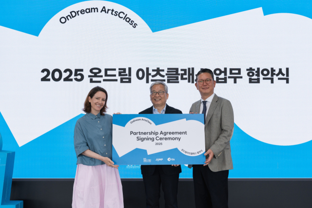 레베카 보일 서(왼쪽부터) 영국 아티즈 대표가 지난 8일 정무성 현대차 정몽구 재단 이사장, 서창범 사단법인 점프 이사장과 함께 창의예술교육 협약을 체결하고 기념 촬영하고 있다. 사진제공=현대차 정몽구 재단