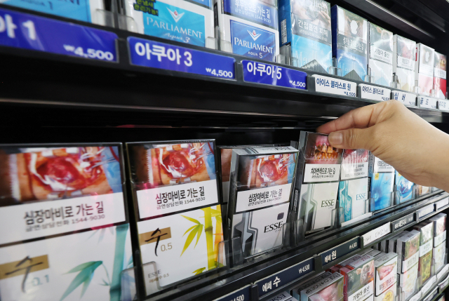 서울의 한 마트에 담배가 진열돼 있다. 뉴스1