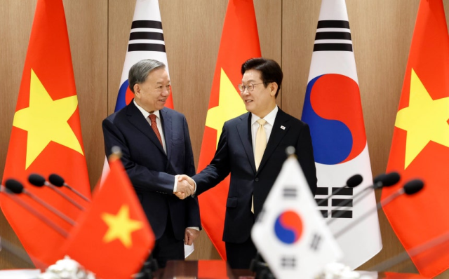 이재명 대통령이 11일 서울 용산 대통령실 청사에서 열린 한·베트남 확대 정상회담에 앞서 또 럼 베트남 당 서기장과 악수하고 있다. 사진 제공=대통령실