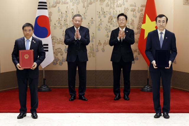 이세훈(앞줄 오른쪽) 금융감독원장 직무대행과 응우옌 반 탕(앞줄 왼쪽) 베트남 재무부 장관이 11일 서울 용산 대통령실 청사에서 이재명(뒷줄 오른쪽) 대통령과 또 럼 베트남 당 서기장이 임석한 가운데 열린 양해각서(MOU) 서명식에서 금융감독당국 간 협력 MOU에 서명 뒤 기념촬영을 하고 있다. 연합뉴스