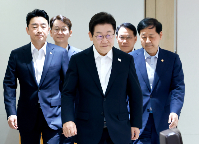 이재명 대통령이 11일 서울 용산 대통령실 청사에서 열린 임시 국무회의에 입장하고 있다. 연합뉴스