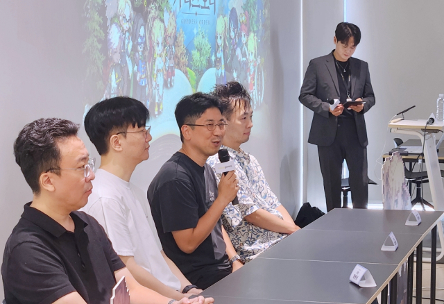 이정환(왼쪽부터) 픽셀트라이브 시스템 디렉터, 최진성 PD, 배정현 대표, 정태룡 콘텐츠 디렉터가 7일 경기 성남시 타운홀 판교점에서 열린 기자간담회에서 가디스오더를 소개하고 있다. 사진제공=카카오게임즈