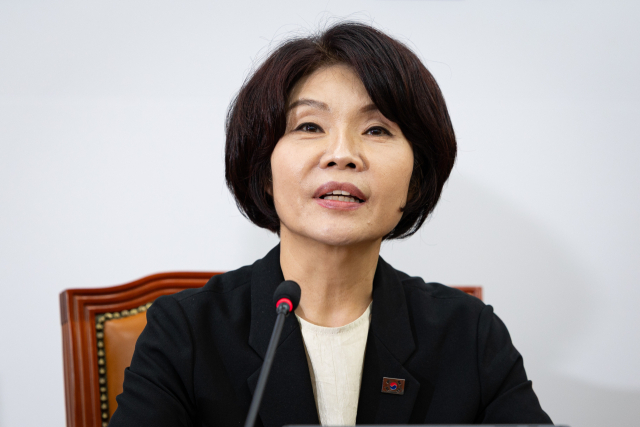 한정애 더불어민주당 신임 정책위의장이 5일 서울 여의도 국회에서 열린 원내대책회의에서 모두 발언을 하고 있다. 뉴스1