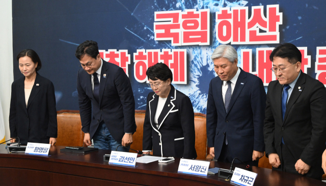 김선민 대표 권한대행과 서왕진 원내대표를 비롯한 조국혁신당 의원들이 11일 서울 여의도 국회에서 조국 전 대표의 8·15 광복절 특별사면과 관련한 입장을 밝히기 전 인사하고 있다. 이재명 대통령은 이날 임시 국무회의를 열어 조 전 대표 부부와 윤미향·최강욱 전 의원 등 2188명에 대한 특별사면을 의결했다. 오승현 기자 2025.08.11