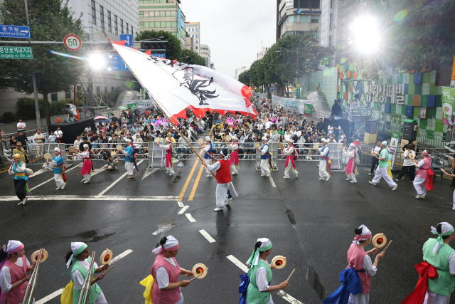 대전0시 축제 관람객들이 농악놀이를 즐기고 있다. 사진제공=대전시