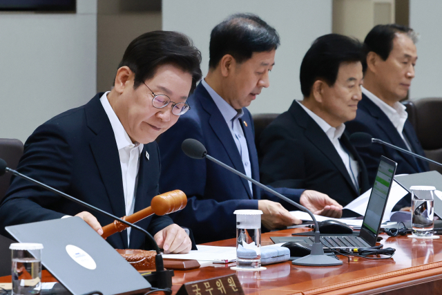 이재명 대통령이 11일 서울 용산 대통령실 청사에서 열린 임시 국무회의에서 개회 선언 뒤 의사봉을 내려놓고 있다. 연합뉴스