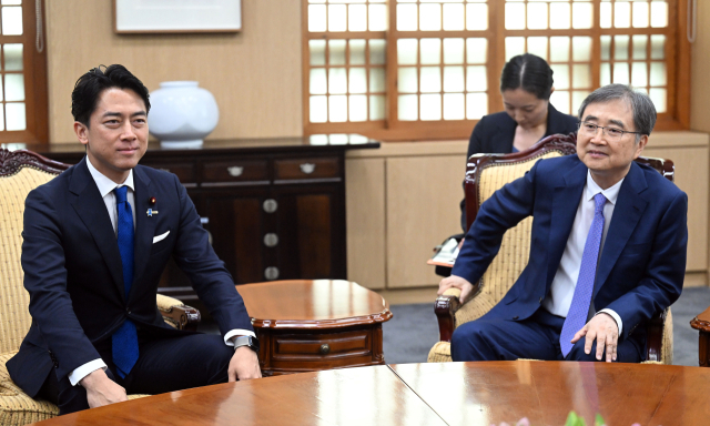 조현 외교부 장관이 11일 서울 종로구 정부서울청사 외교부 대접견실에서 고이즈미 신지로 일본 농림수산상과 면담하고 있다./연합뉴스