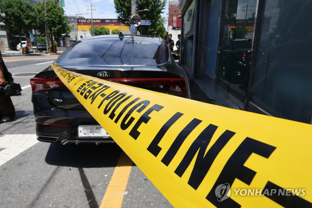 30일 오전 11시 45분께 대전 중구 한 지하차도 근처에서 전 연인을 살해한 혐의를 받는 A(20대)씨가 도주 약 24시간 만에 긴급체포 됐다. 사진은 A씨가 도주에 이용한 렌터카 주변으로 폴리스라인이 처져 있는 모습. 연합뉴스
