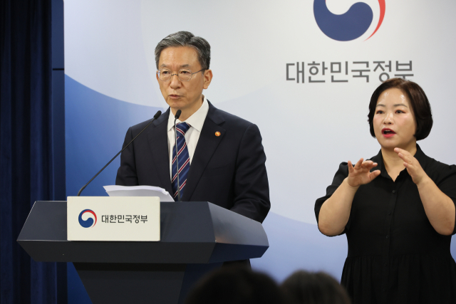 정성호 법무부 장관이 11일 정부서울청사에서 조국 전 조국혁신당 대표 등 정치인들이 대거 포함된 8·15 광복절 특별사면 명단을 발표하고 있다. 연합뉴스