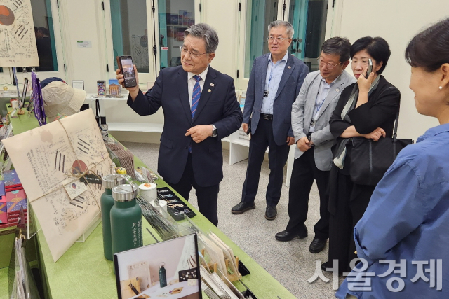 허민 국가유산청장이 8월 11일 이귀영 국가유산진흥원장 등과 함께 덕수궁 돈덕전 2층에 새로 마련된 문화유산 상품 판매점을 둘러보고 있다. 최수문기자