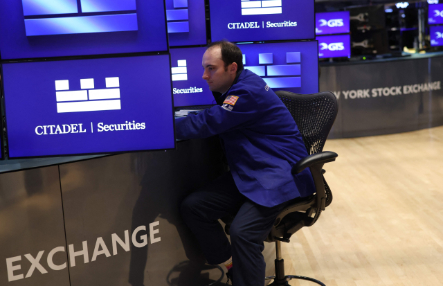한 주식거래중개인이 11일(현지 시간) 미국 뉴욕증권거래소(NYSE)에서 모니터를 바라보고 있다. AFP연합뉴스