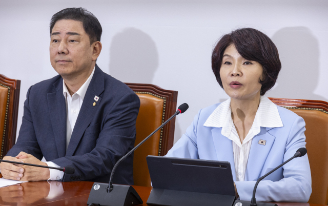 한정애 더불어민주당 정책위의장이 7일 원내대책회의에서 발언하고 있다. 연합뉴스