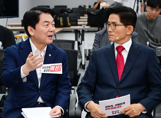 안철수(왼쪽)·김문수 국민의힘 대표 후보가 3일 서울 여의도 중앙당사에서 열린 제6차 전당대회 당 대표 후보자 비전대회에 참석해 대화하고 있다. 오승현 기자