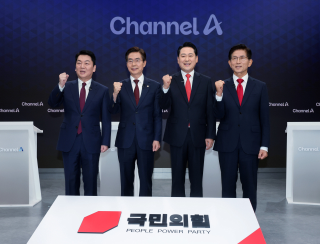 10일 서울 광화문 채널A스튜디오에서 국민의힘 8·22 전당대회 첫 방송토론회에 앞서 안철수(왼쪽부터), 조경태, 장동혁, 김문수 후보가 기념촬영을 하고 있다. 연합뉴스