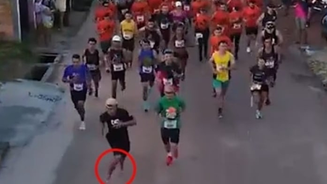 술 취한 노숙자 이사크 피뉴가 브라질에서 8km 경주에서 슬리퍼만 신고 완주하고 있다. 데일리메일