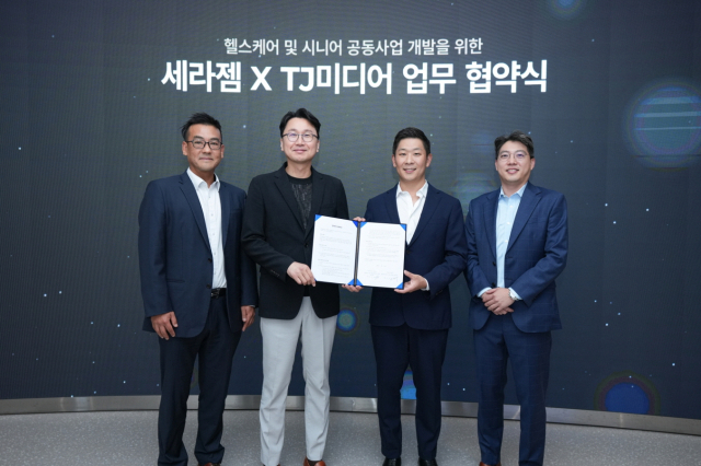 (왼쪽부터)조용준 세라젬 미래전략추진단 전무, 이경수 대표이사 사장, 윤나라 티제이미디어 대표, 윤재용 전략기획본부 이사. 사진 제공=세라젬