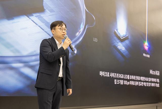 12일 서울 서초구 삼성 강남 전시장에서 열린 기자간담회에서 이종포 삼성전자 영상디스플레이사업부 개발팀 상무가 차세대 디스플레이 기술을 집약한 마이크로 RGB TV를 소개하고 있다. 사진 제공=삼성전자