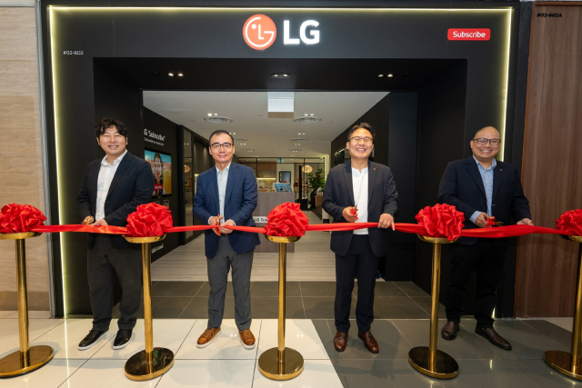 LG전자 관계자들이 싱가포르 구독 전용 브랜드샵 오픈을 기념하고 있다. 사진제공=LG전자