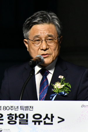 11일 서울 중구 덕수궁 석조전 앞에서 열린 광복 80주년 특별전 ‘빛을 담은 항일 유산’ 개막 행사에서 허민 국가유산청장이 인사말을 하고 있다. 사진 제공=국가유산청