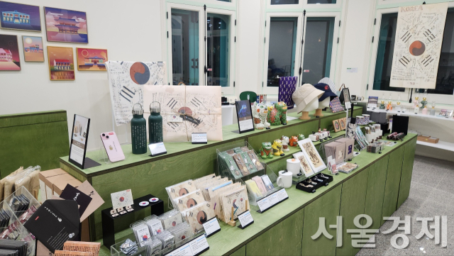 덕수궁 돈덕전 2층에 마련된 문화유산 기념품점. 최수문기자