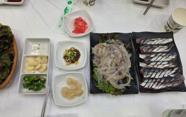 A씨가 ‘오징어 난전’ 앞 횟집에서 구매한 2만 원짜리 오징어회. 속초시청 홈페이지 자유게시판 캡처