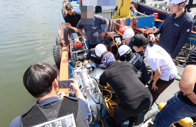창원해경이 지난달 23일 고용노동부 창원지청과 부산신항 잠수부 사망 사고에 대한 현장 합동 감식을 벌이고 있다. 사진 제공=창원해경