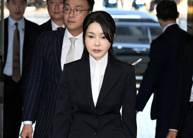 김건희 여사, 구속영장심사 출석…취재진 질문엔 ‘침묵’