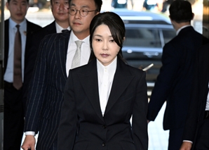 김건희 여사, 구속영장심사 출석…취재진 질문엔 ‘침묵’