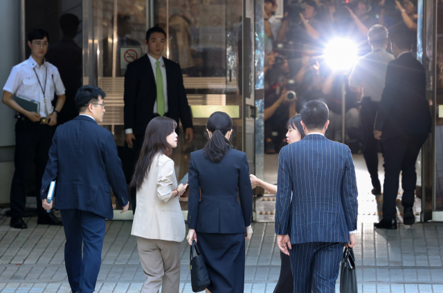 자본시장과 금융투자업에 관한 법률 위반, 정치자금법 위반, 특정범죄 가중처벌 등에 관한 법률 위반(알선수재) 등의 혐의를 받는 윤석열 전 대통령 부인 김건희 여사가 12일 오전 서울 서초구 서울중앙지법에서 열린 구속 전 피의자 심문(영장실질심사)에 출석하고 있다. 2025.08.12 사진공동취재단