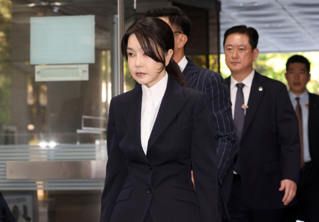 윤석열 전 대통령 부인 김건희 씨가 12일 서울 서초구 서울중앙지법에서 열린 구속 전 피의자 심문(영장실질심사)에 출석하고 있다. 사진공동취재단