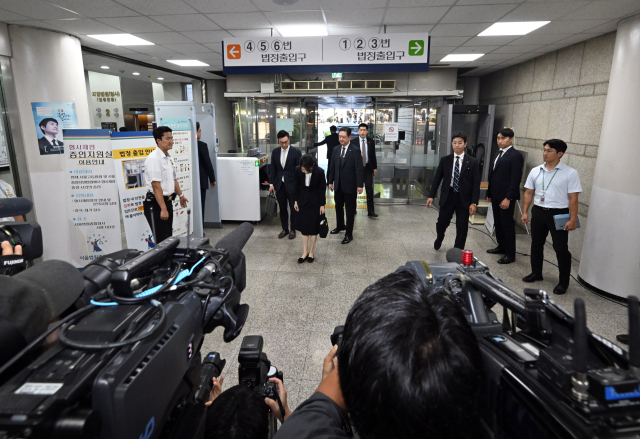 특검팀이 지난 7일 청구한 구속영장에는 자본시장법 위반, 정치자금법 위반, 특정범죄 가중처벌법상 알선수재 혐의가 적시됐다. 각각 도이치모터스 주가조작 의혹, 명태균 공천개입 의혹, 건진법사 청탁 의혹과 관련된 혐의다.