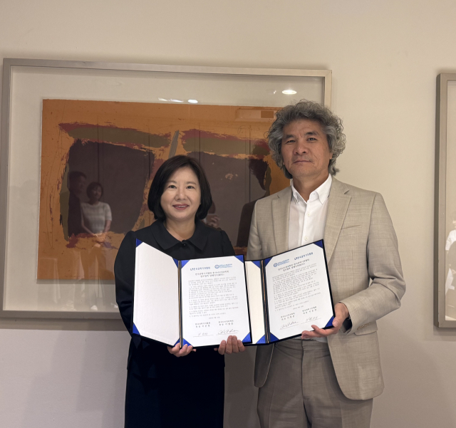 이은정(왼쪽) 한국과학기자협회장과 이창준 한국뇌신경과학회장이 12일 업무협약 체결 후 기념사진을 찍었다. 사진 제공=한국과학기자협회