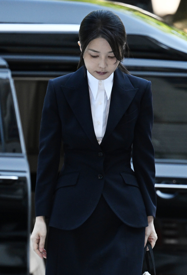 尹 영장 발부한 321호서 심사…고개 떨구고 남부구치소 이동