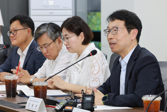 김태현(오른쪽) 의사인력 수급추계위원회 위원장(연세대 보건대학원 교수)이 12일 서울 중구 T타워에서 열린 수급추계위원회 첫 회의에서 인사말을 하고 있다. 연합뉴스