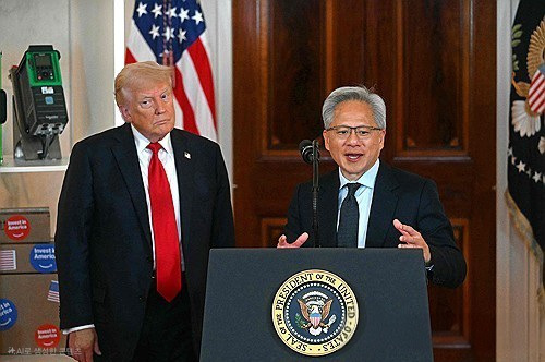 도널드 트럼프(왼쪽) 미국 대통령과 젠슨 황 엔비디아 최고경영자(CEO).AFP 연합