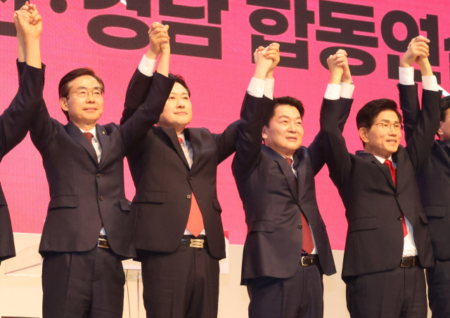 12일 부산 해운대구 벡스코에서 열린 국민의힘 부울경 합동연설회에서 당대표 후보들이 손을 맞잡고 있다. 왼쪽부터 조경태, 장동혁, 안철수, 김문수 후보. 연합뉴스