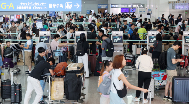 8일 인천국제공항 1터미널 면세구역이 해외여행을 떠나는 여행객들로 북적이고 있다. 연합뉴스