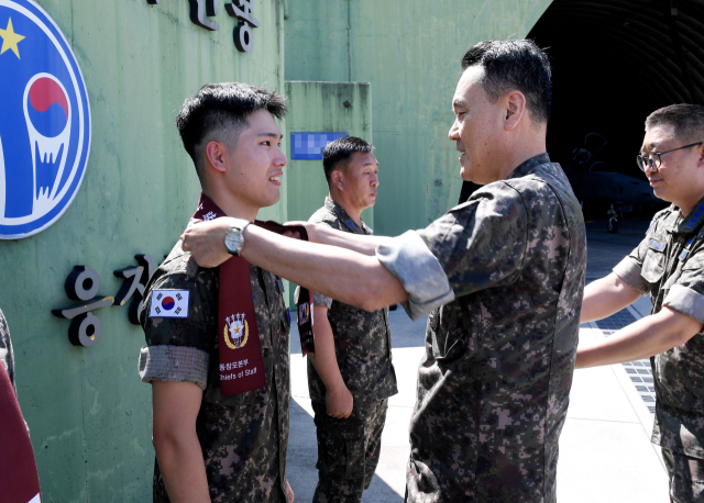 김명수 합참의장이 공군 10전투비행단 대비태세를 점검하며 정비요원을 격려하고 있다. 사진 제공=합참