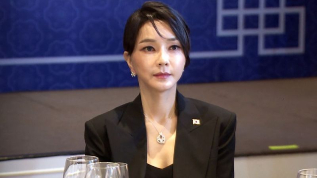 지난 2022년 6월 김건희 여사가 나토 정상회의 참석 때 '반클리프앤아펠 목걸이'를 착용하고 있는 모습. 연합뉴스