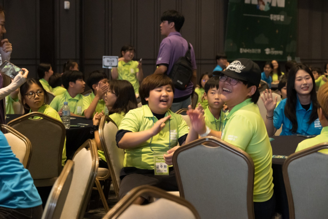 어린이들이 12일 충남 천안 소노벨천안에서 열린 '2025년 푸른등대 NH농협은행 초록사다리 하계캠프'에서 웃음을 짓고 있다. 사진 제공=NH농협은행