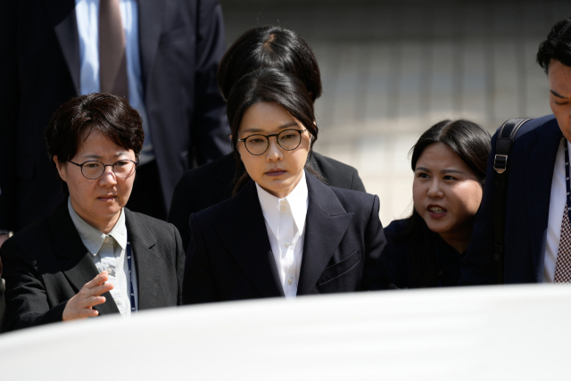 윤석열 전 대통령 부인 김건희 여사가 12일 오후 서울 서초구 서울중앙지법에서 열린 구속 전 피의자 심문(영장실질심사)을 마치고 법원을 나서고 있다. 사진=공동취재단